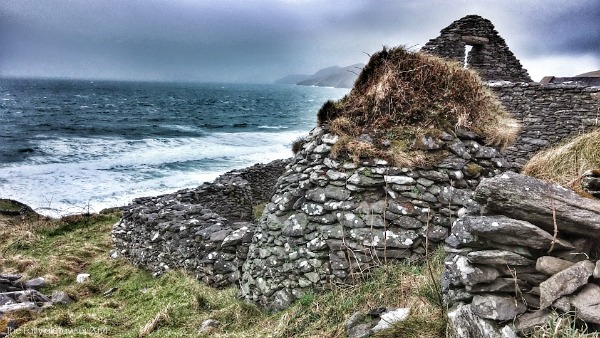 Ancient beehive hut on the rocky cliffs of the Dingle Peninsula