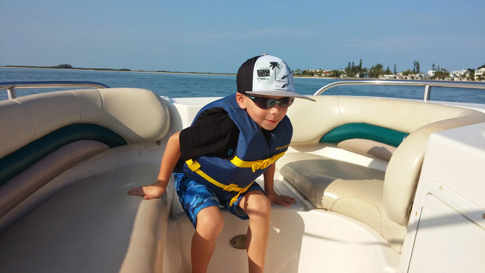 tips on boating with kids, the little fairytale traveler, kid on boat,