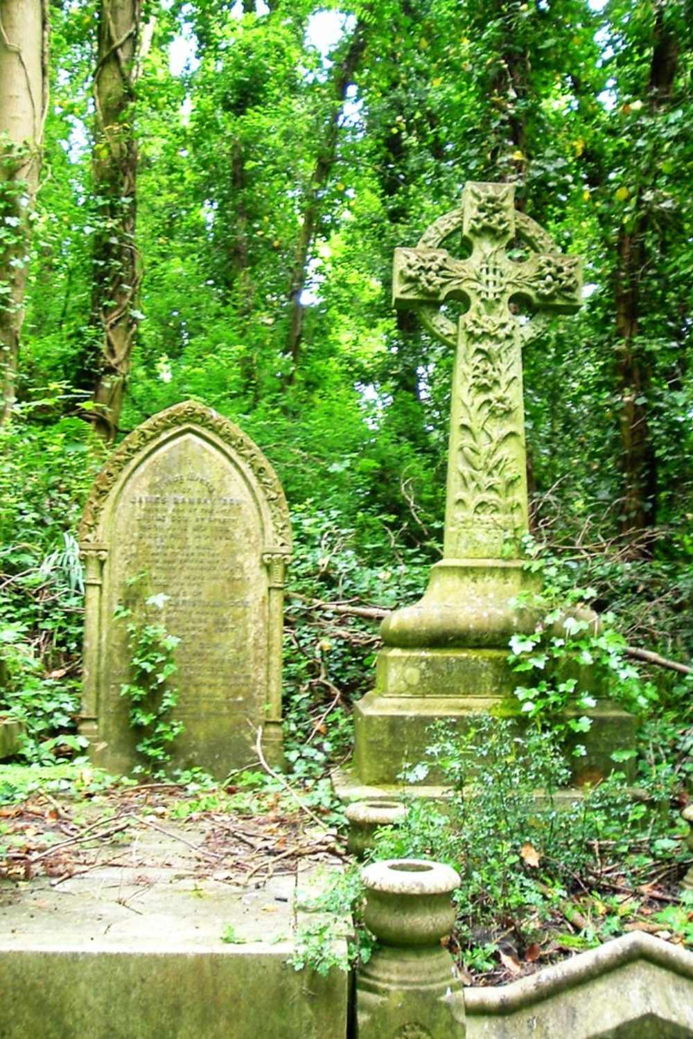 weird places, visit london, weird places to visit in london, Highgate Cemetery