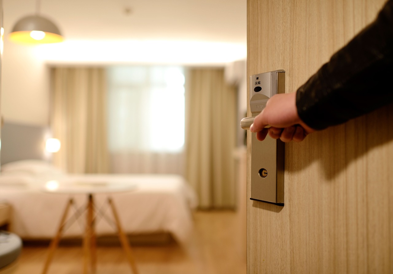 hotel room, hotel price hacks