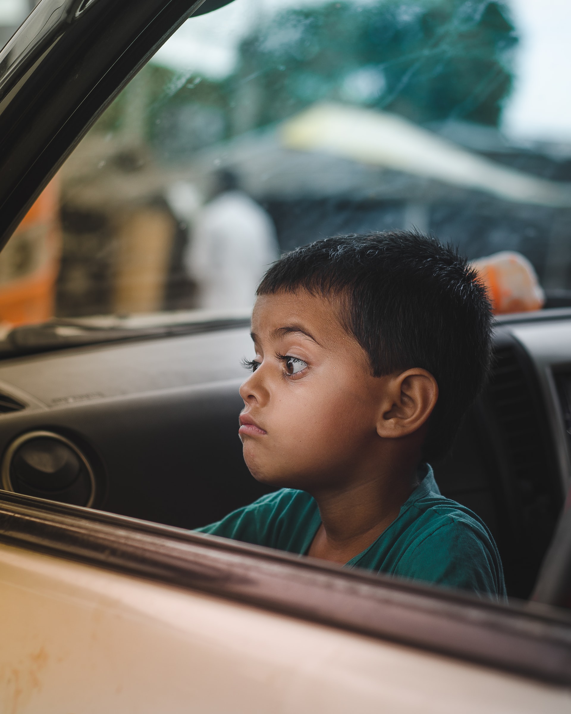 child safety while driving, child in car