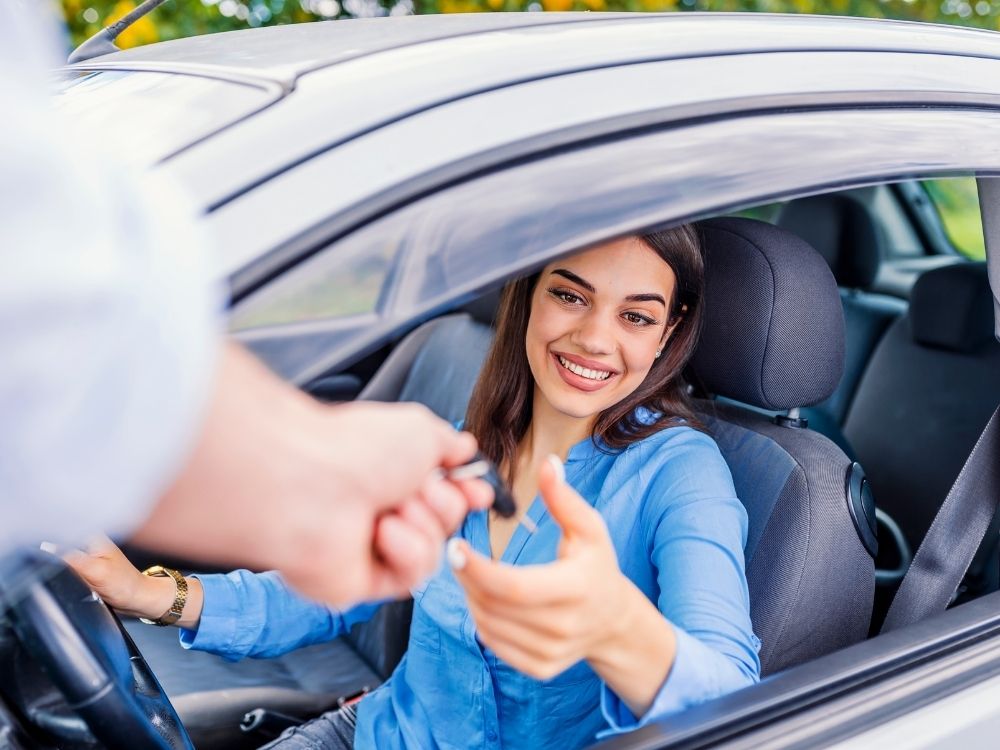 rental cars in curacao, woman with key, car, woman